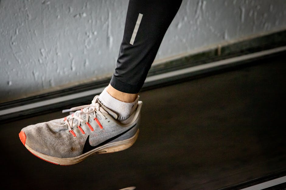 Interior minimalista con materiales sostenibles